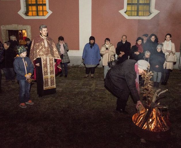 20180108-maglyat-gyujtottak-megszentelt-agakbol-a-raci-ortodox-templomban01