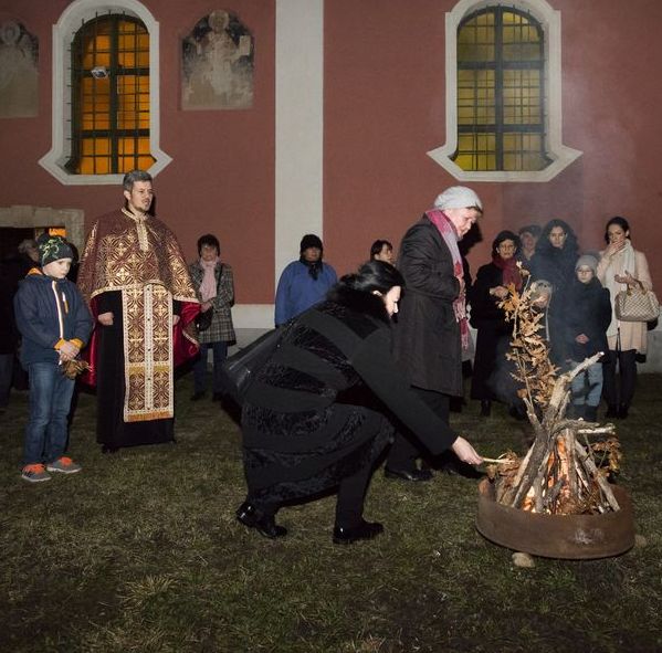 20180108-maglyat-gyujtottak-megszentelt-agakbol-a-raci-ortodox-templomban02