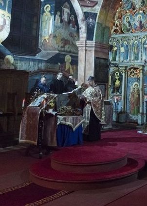 20180108-maglyat-gyujtottak-megszentelt-agakbol-a-raci-ortodox-templomban06